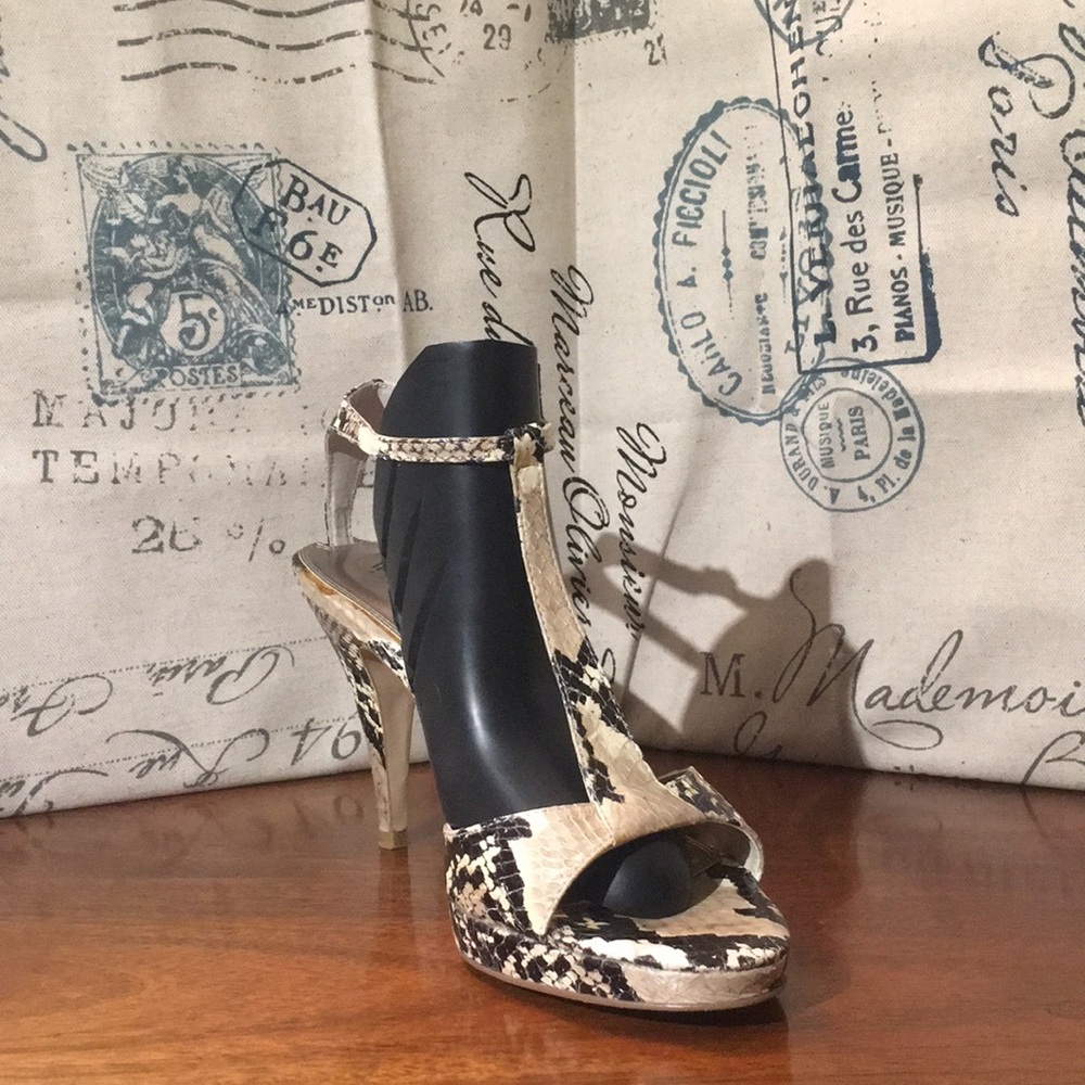 White house Black market Koreen sandals